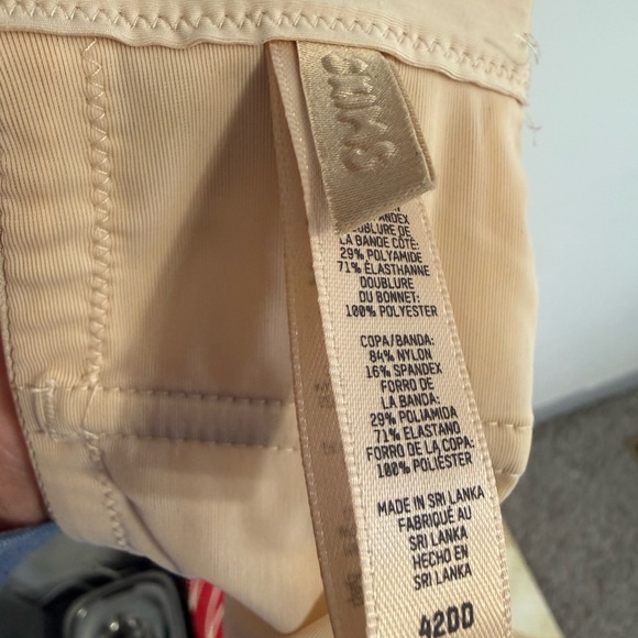 SKIMS Strapless Nude Push-Up Bra - Picture 3 of 5